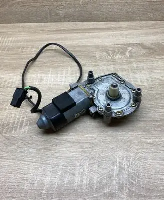 Audi A6 S6 C4 4A Front door window regulator motor 4D0959802