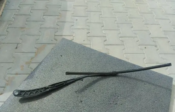 Porsche Taycan 9J1 Front wiper blade arm 9J1955409
