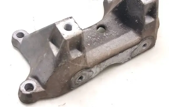 Mercedes-Benz CLS C219 Engine mounting bracket A2112420340