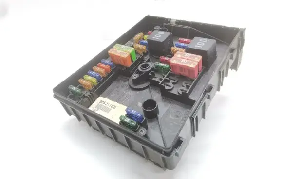 Volkswagen Golf V Fuse module 2852118E