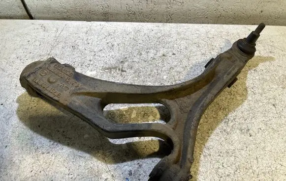 Volkswagen Touareg I Front lower control arm/wishbone