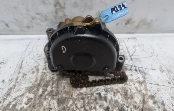 Volkswagen Golf VI Oil pump 03F115105D