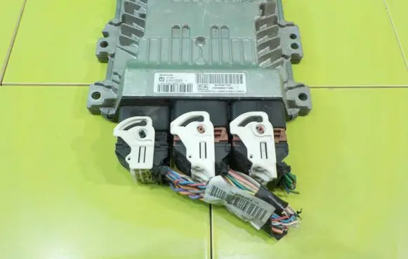 Peugeot 3008 I Engine control unit/module 9676587780