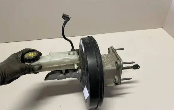 Renault Megane III Brake booster 472100005R