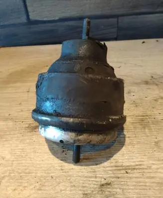 Volkswagen PASSAT B5 Engine mount bracket 8DO199379AC