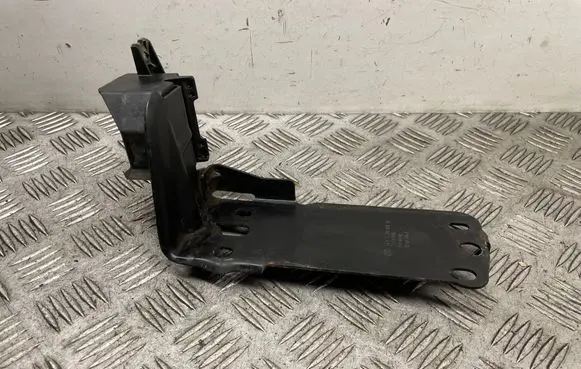 BMW X1 E84 Radiator mount bracket 7117811