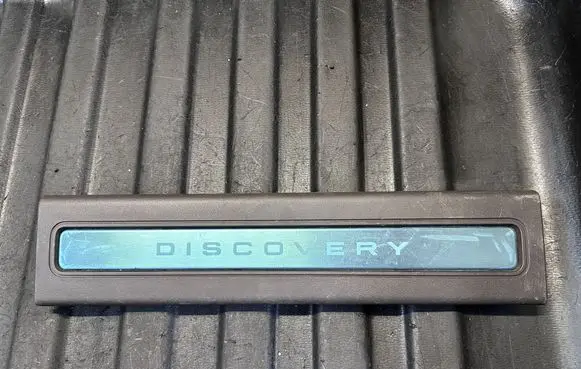 Front sill trim cover