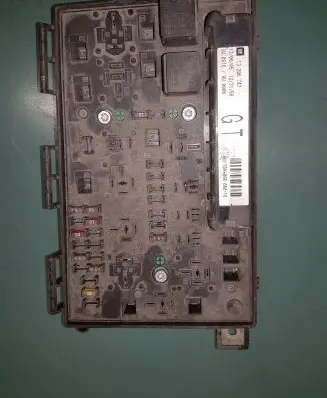 Opel Zafira B Fuse module 13206747