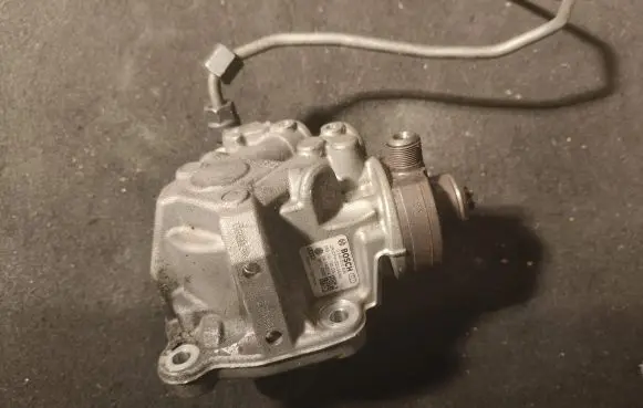 Audi Q7 4M Fuel injection high pressure pump 059130755CG 0445010806