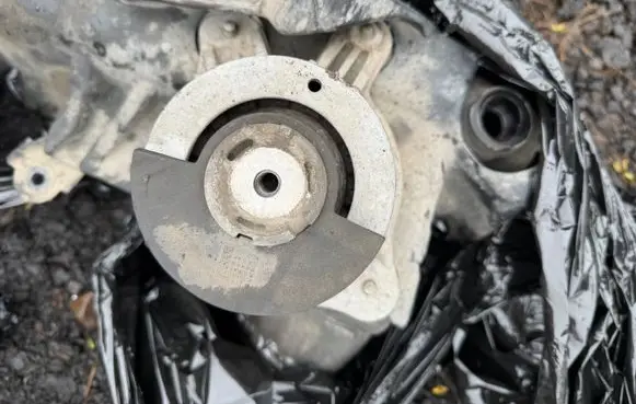 Engine mount vacuum valve