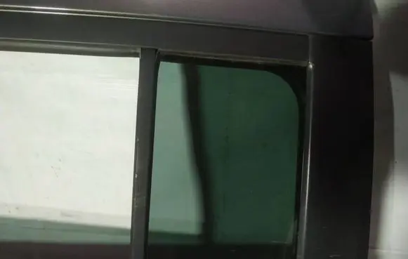 Rear vent window glass