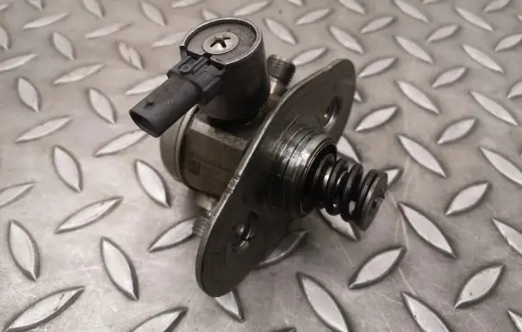 BMW i8 Fuel injection high pressure pump 7636881