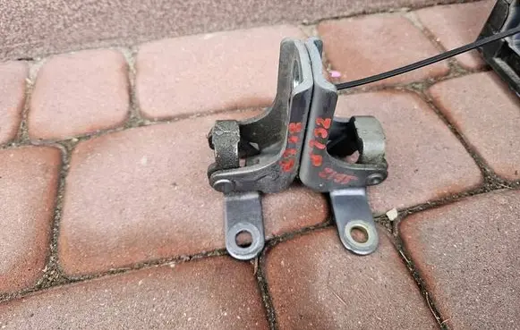 Opel Zafira C Front door lower hinge 