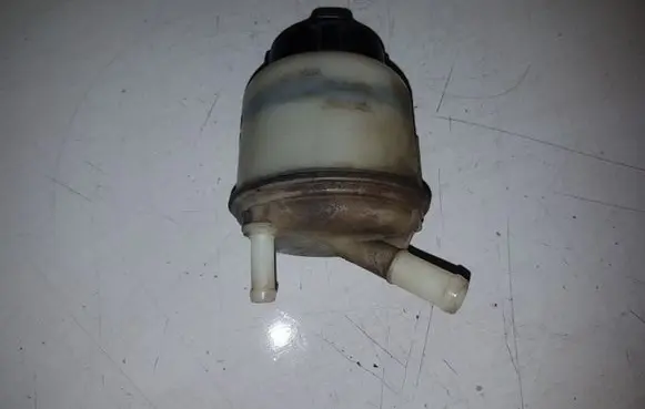 Nissan X-Trail T30 Brake fluid reservoir 