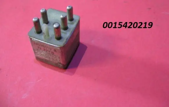 Mercedes-Benz 190 W201 Hazard warning light relay 0015420219