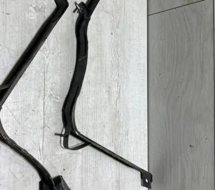 Fuel tank mounting bracket