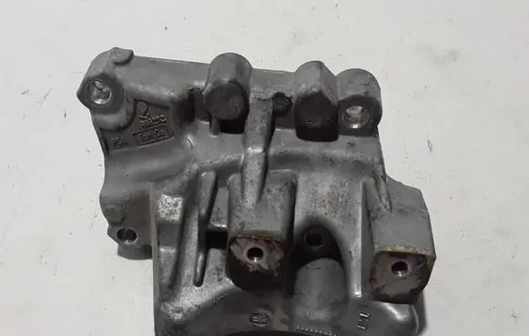 Land Rover Evoque I Engine mounting bracket