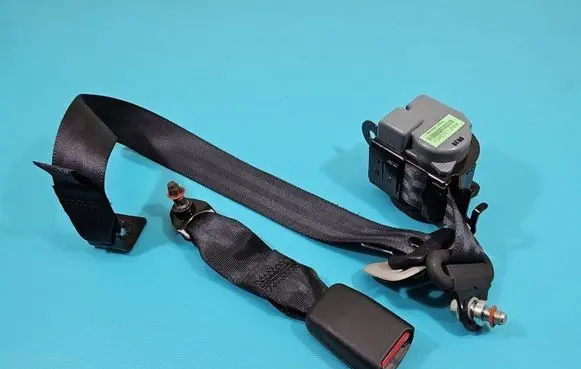 Rear seatbelt