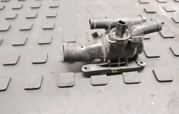 Mercedes-Benz Citan W415 Thermostat housing A6082000015