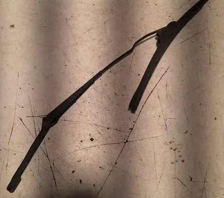 Front wiper blade arm