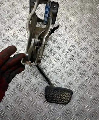 Toyota Land Cruiser (J120) Brake pedal 