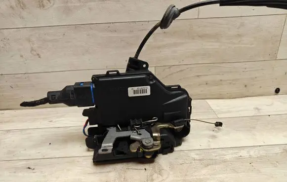 Volkswagen Golf V Front door lock 3D1837015