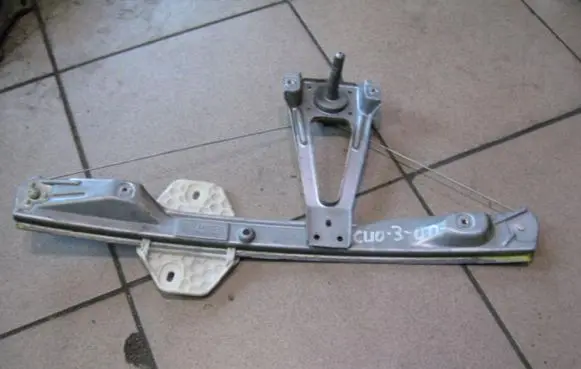 Rear door manual window regulator