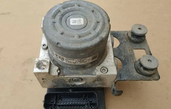 Renault Trafic III (X82) ABS Pump 476605919R 28515240113