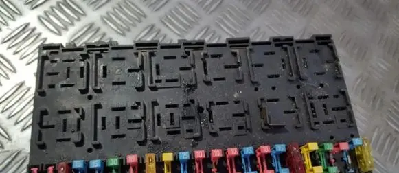 Volkswagen PASSAT B3 Fuse box set 357937039