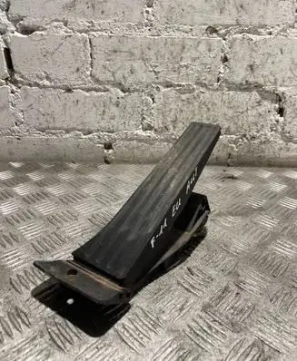 Accelerator throttle pedal