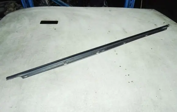 Volkswagen Golf V Front door glass trim molding 5M0837477 5M0837478