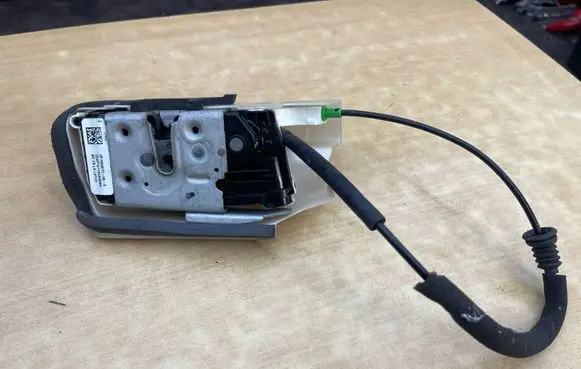 Tesla Model 3 Front door lock 150067299A