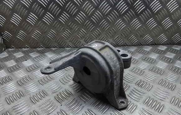 Opel Zafira B Engine mount bracket 90539246