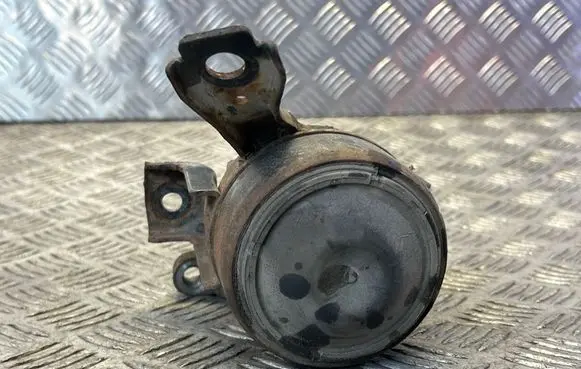 Toyota RAV 4 (XA20) Engine mount bracket
