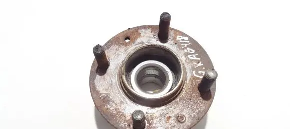 KIA Carens I Rear wheel hub