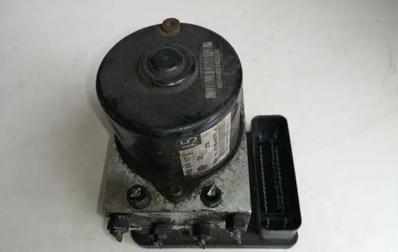 Volkswagen Golf IV ABS Pump 1J0614417G 1C0907379L