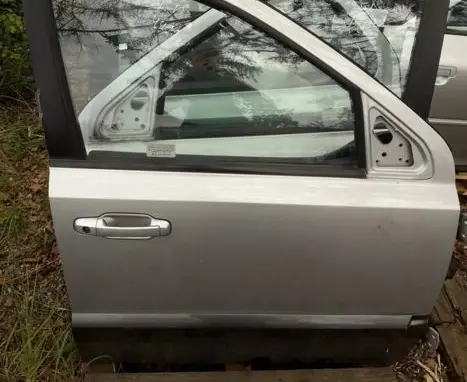 KIA Sorento Front door sidabrines