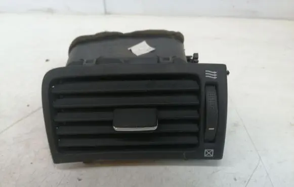 Toyota Avensis T250 Dashboard side air vent grill/cover trim