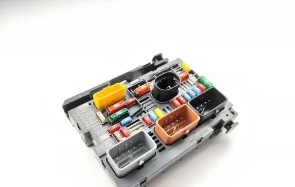 Citroen C5 Fuse module 9667044980