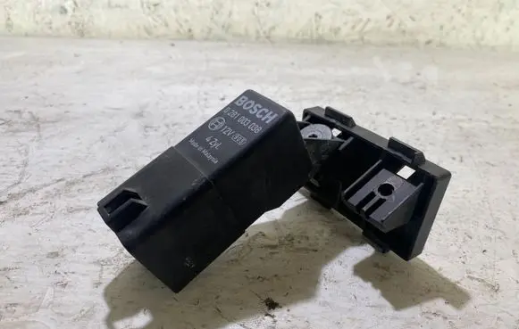 Volkswagen PASSAT B6 Glow plug pre-heat relay 0281003038