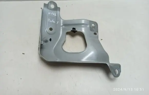 Tesla Model Y Fender mounting bracket 148749200A