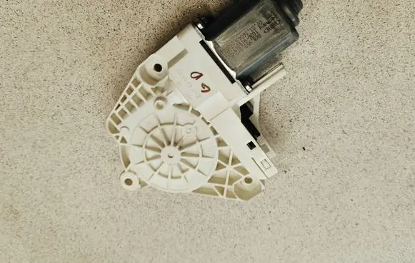 Skoda Yeti (5L) Rear door window regulator motor 8K0959812A 60430240044