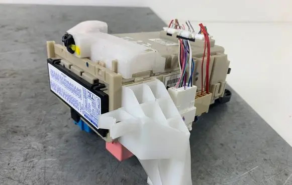 Toyota Avensis T270 Fuse box set 8273005660A