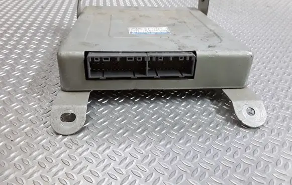 Mazda 323 Engine control unit/module E2T86886M