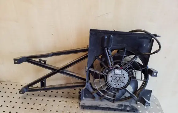 Radiator cooling fan shroud