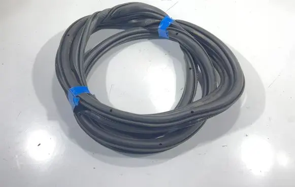 Audi Q7 4L Front door rubber seal 4L0831721