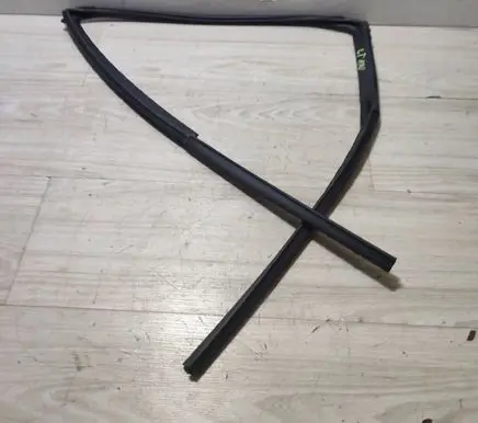 Suzuki Vitara (LY) Rubber seal rear door window/glass 