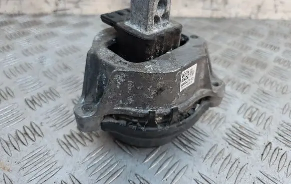 BMW 5 G30 G31 Engine mount bracket 6860471