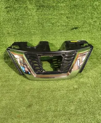 Nissan X-Trail T32 Front bumper upper radiator grill 623106FR0C