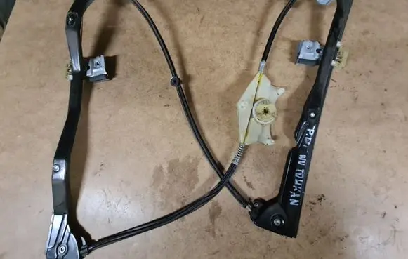 Volkswagen Touran I Front door manual window regulator 